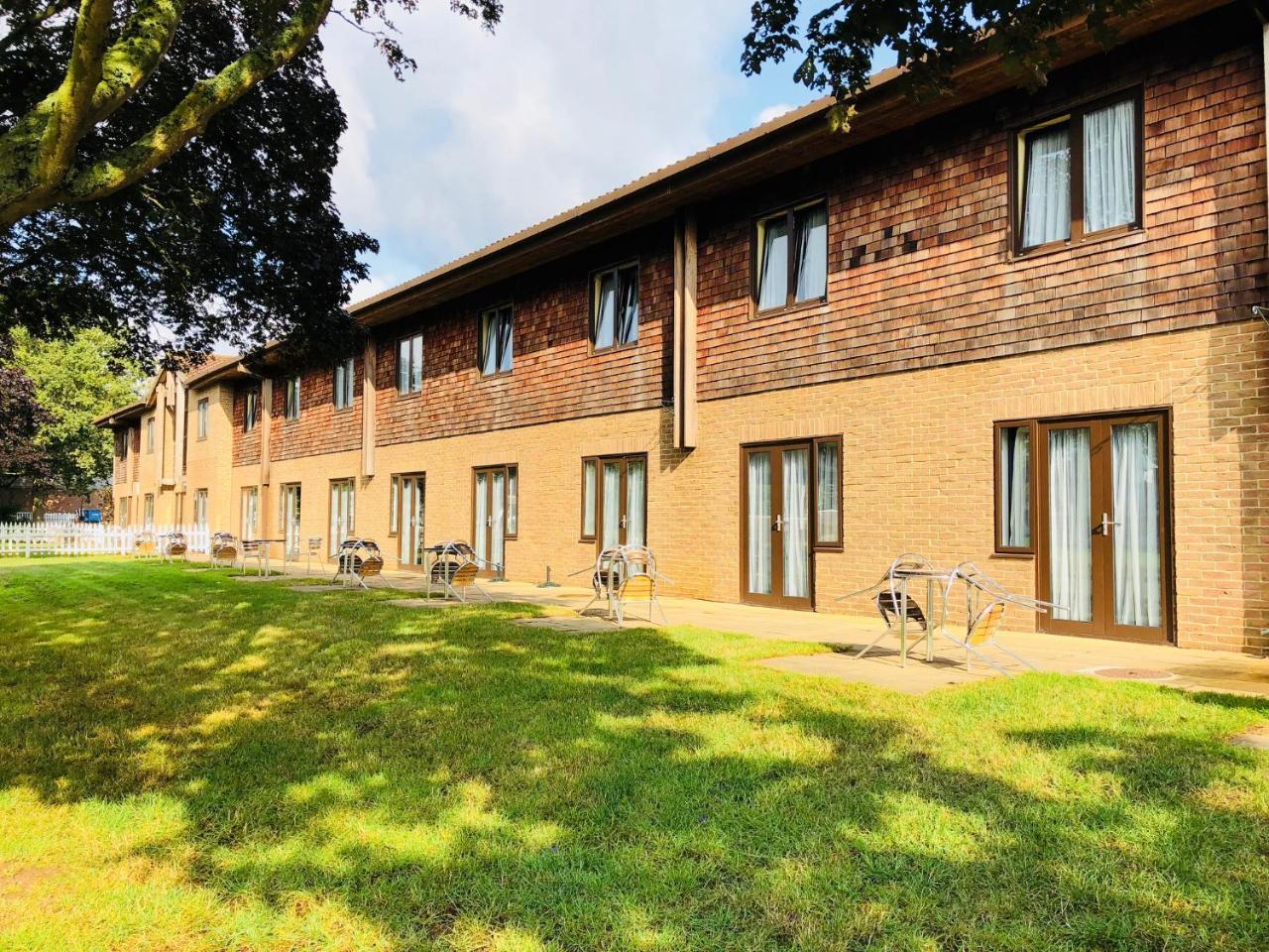 Stoneleigh Park Lodge Ashow Экстерьер фото
